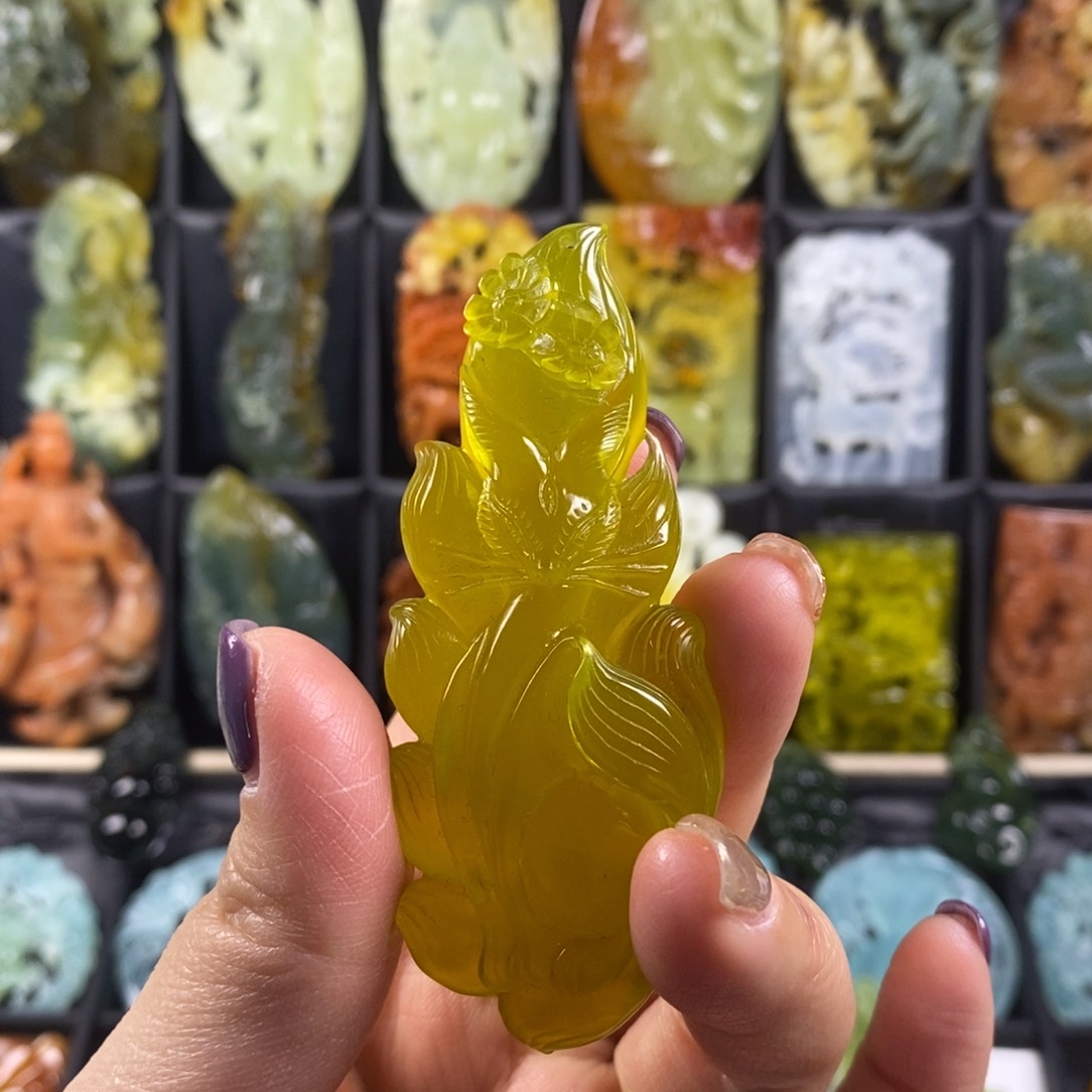 蛇纹石玉颈饰合金