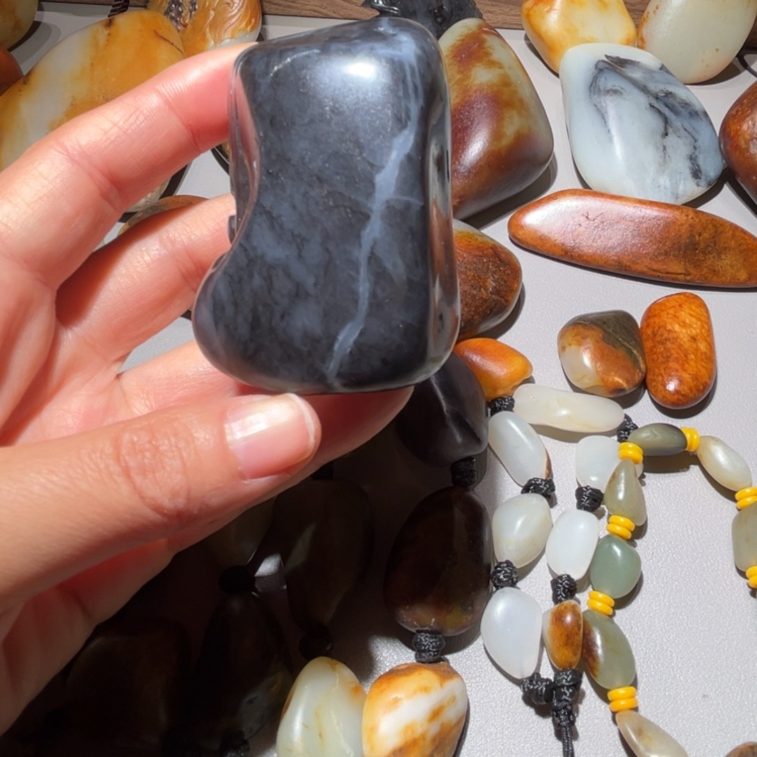 和田玉（糖玉）未镶嵌挂件和田玉187克