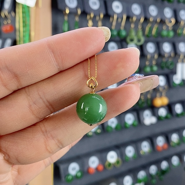 和田玉吊坠(赠链)18K金镶嵌