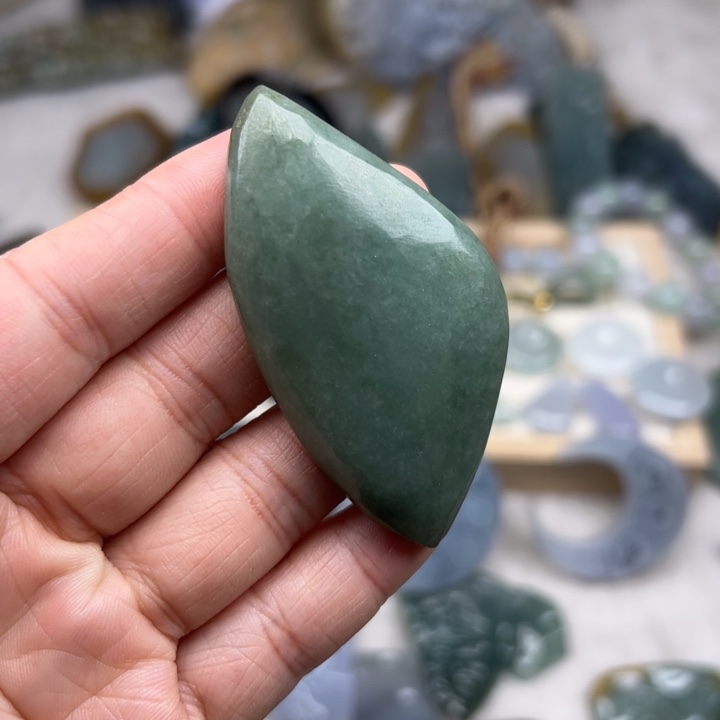 翡翠颈饰未镶嵌毛料