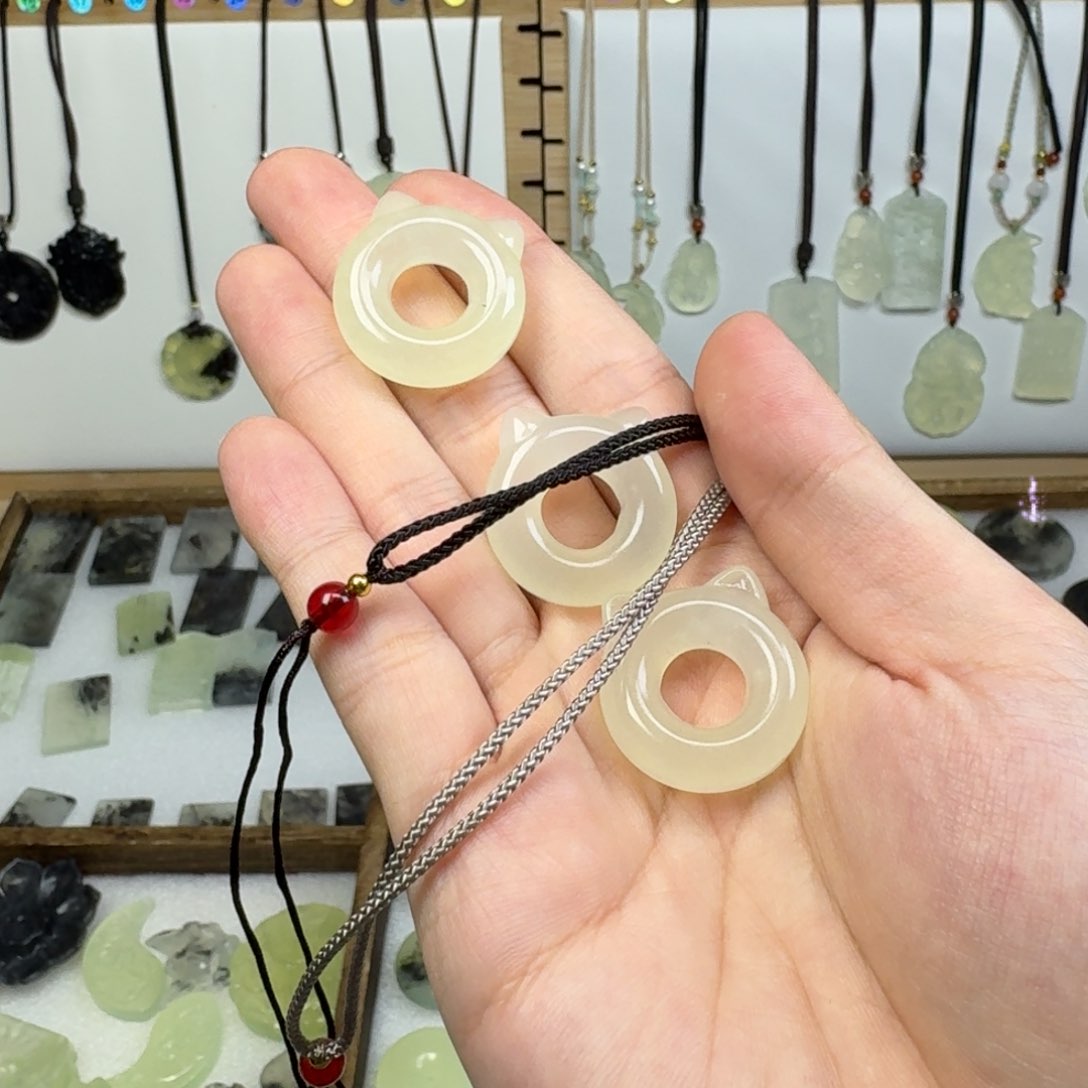 蛇纹石玉吊坠未镶嵌