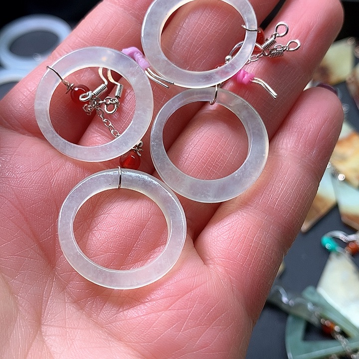 蛇纹石玉耳饰未镶嵌