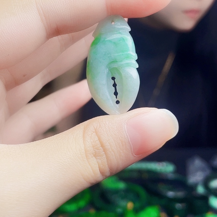 翡翠未镶嵌颈饰多样性