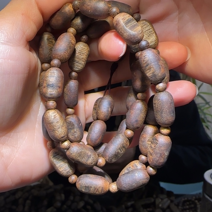 沉香手串乌身圆叶链子31.3克