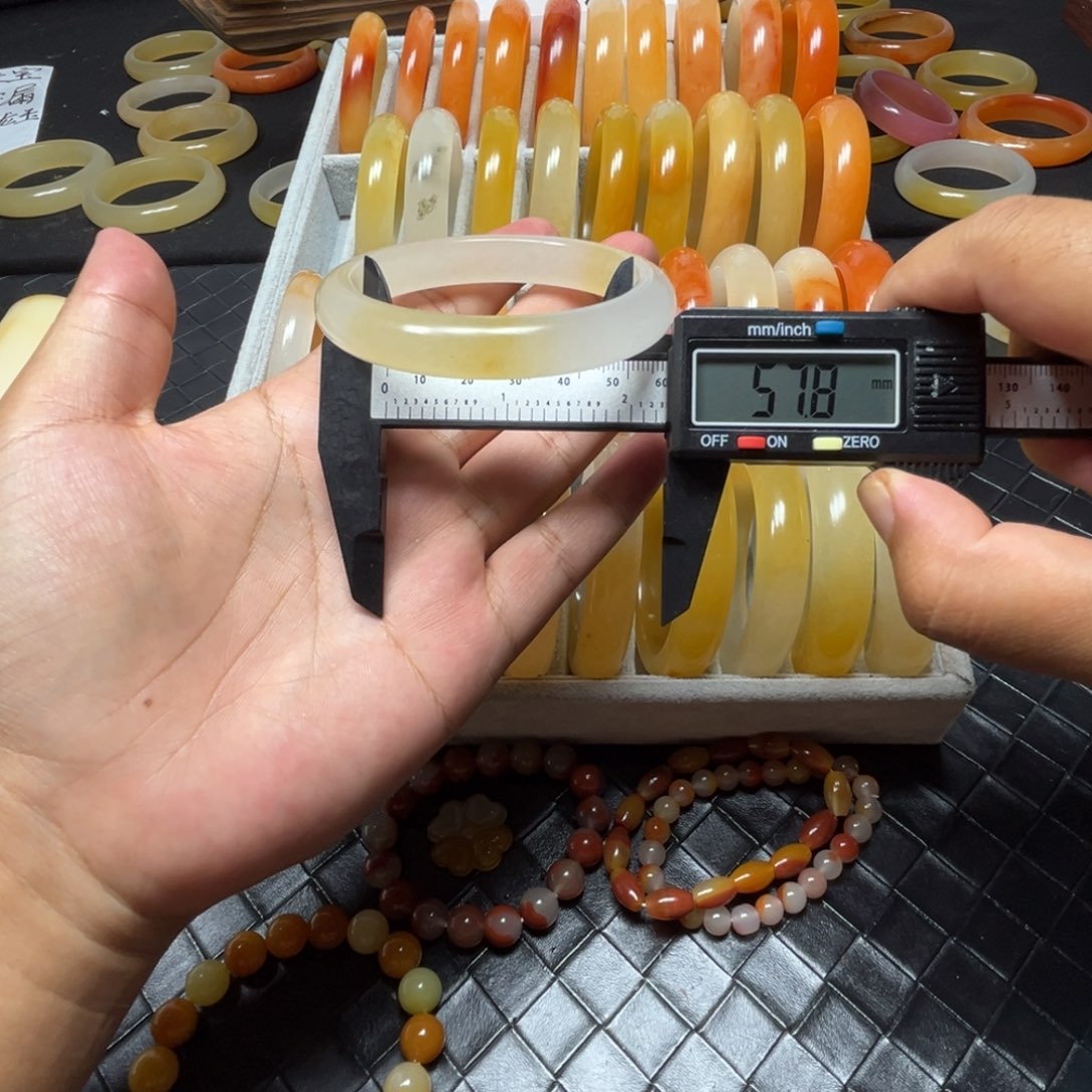 未镶嵌石英质玉（黄龙玉）手镯