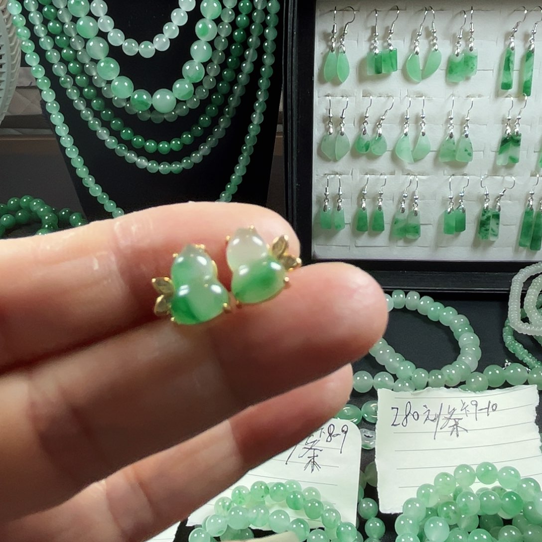 石英质玉（非洲翠）合金耳钉