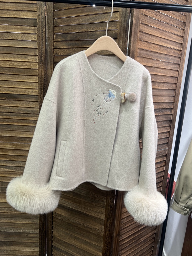 V家 国风刺绣盘扣双面羊绒外套
