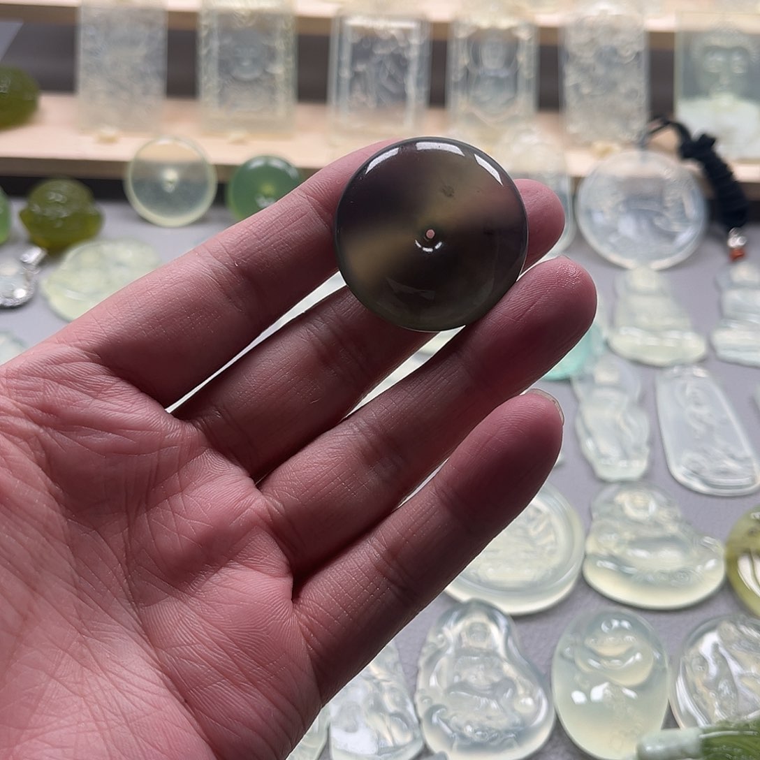 蛇纹石玉颈饰未镶嵌