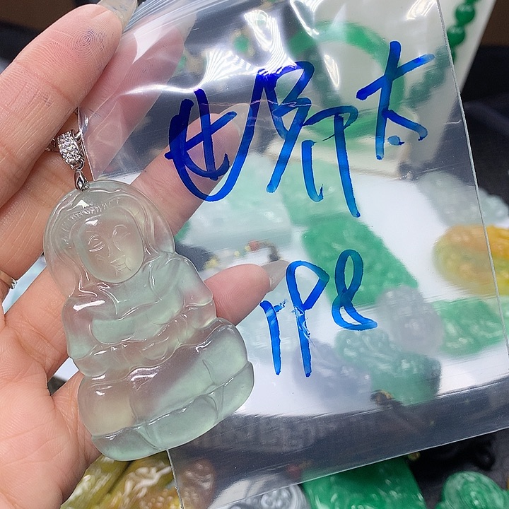 翡翠吊坠(赠链)未镶嵌世****琼