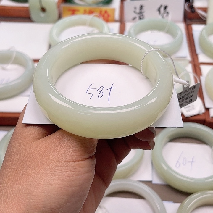 未镶嵌手镯和田玉