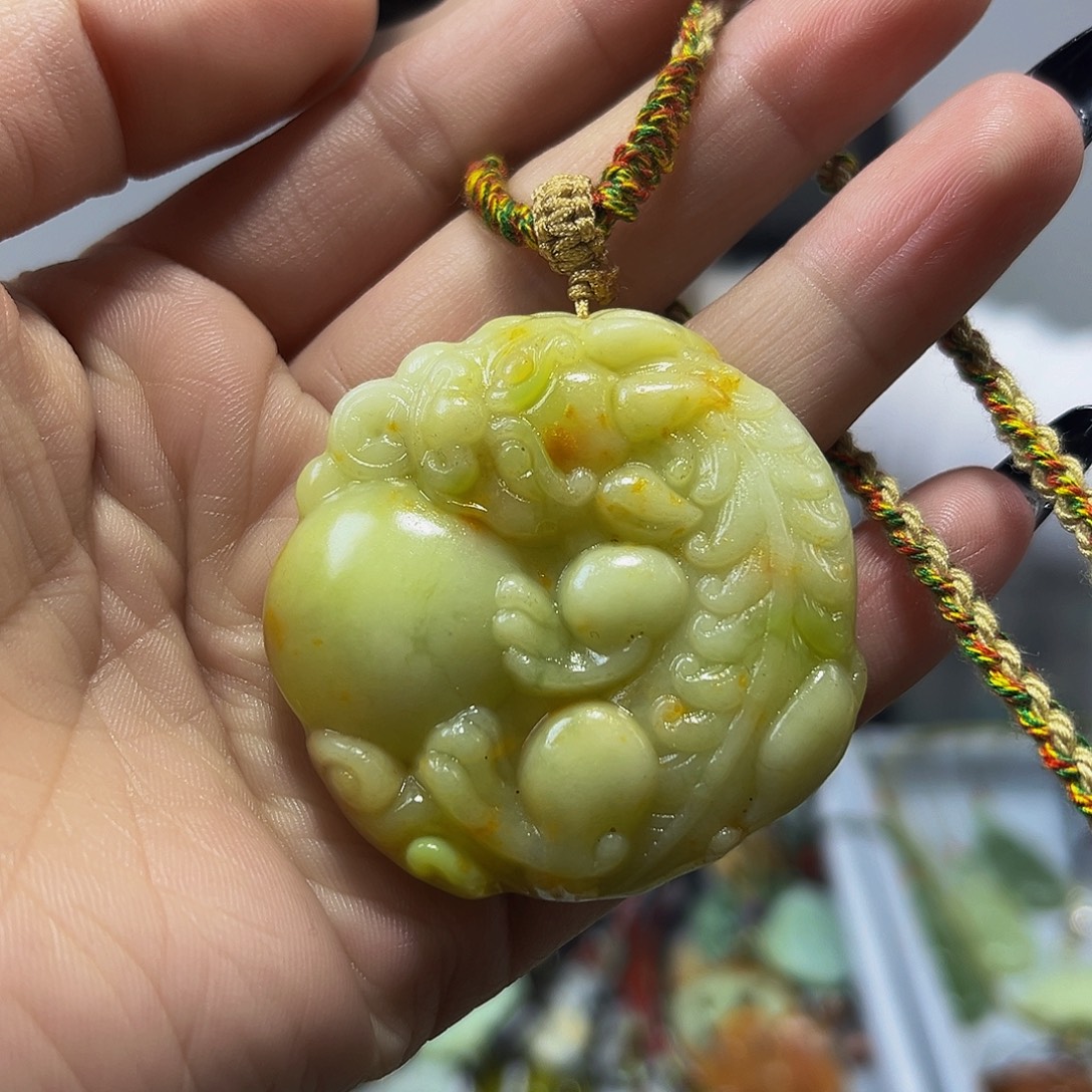 蛇纹石玉未镶嵌颈饰