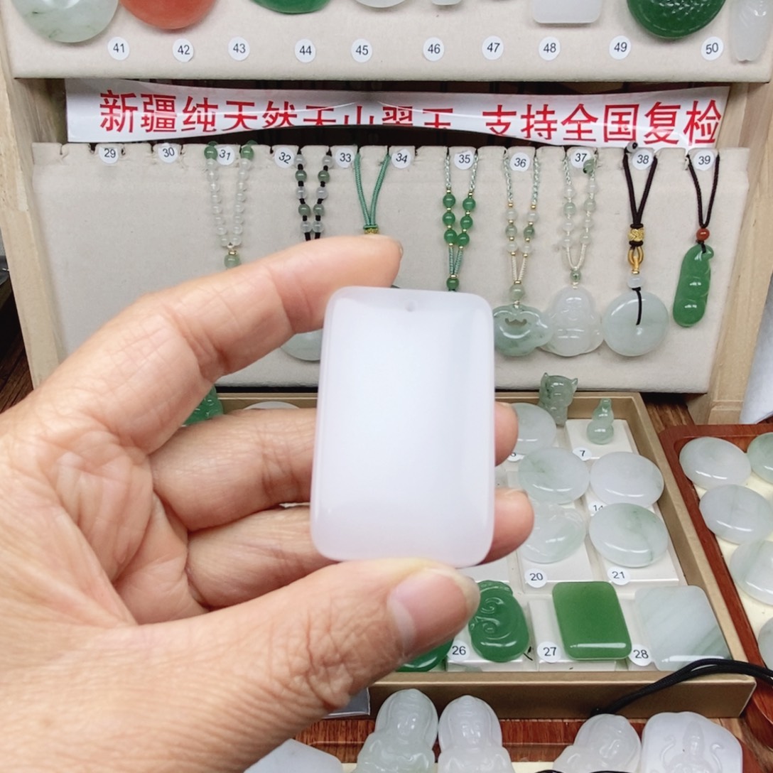 小***莫石英质玉（天山翠）合金颈饰