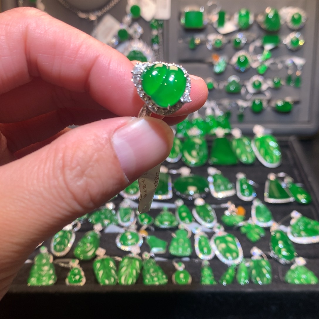 翡翠戒指18K金镶嵌天然翡翠