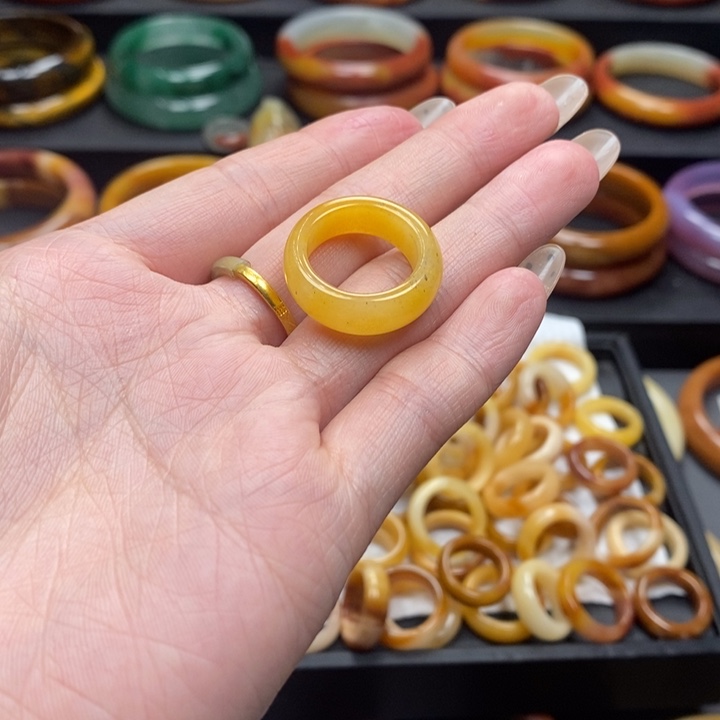 石英质玉（黄龙玉）戒圈未镶嵌亦***?