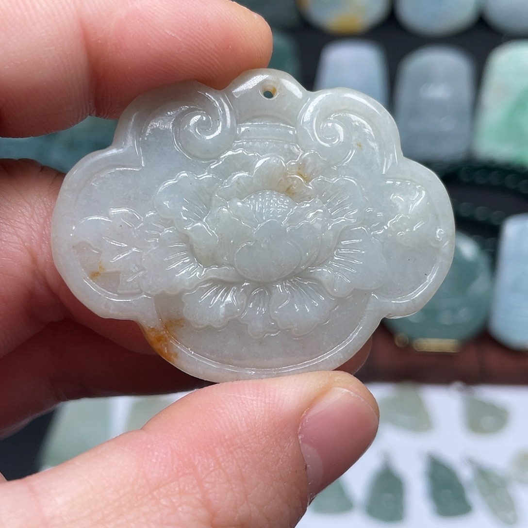 翡翠未镶嵌颈饰如意牡丹花