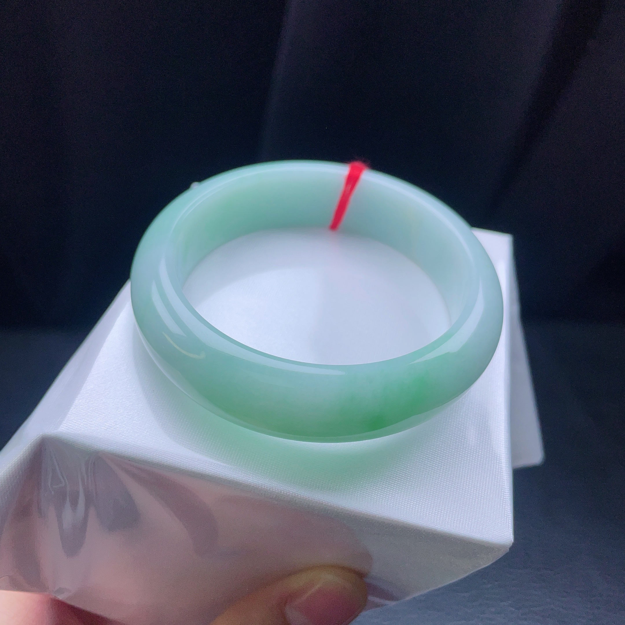 52圈糯底飘绿宽边手镯 细纹