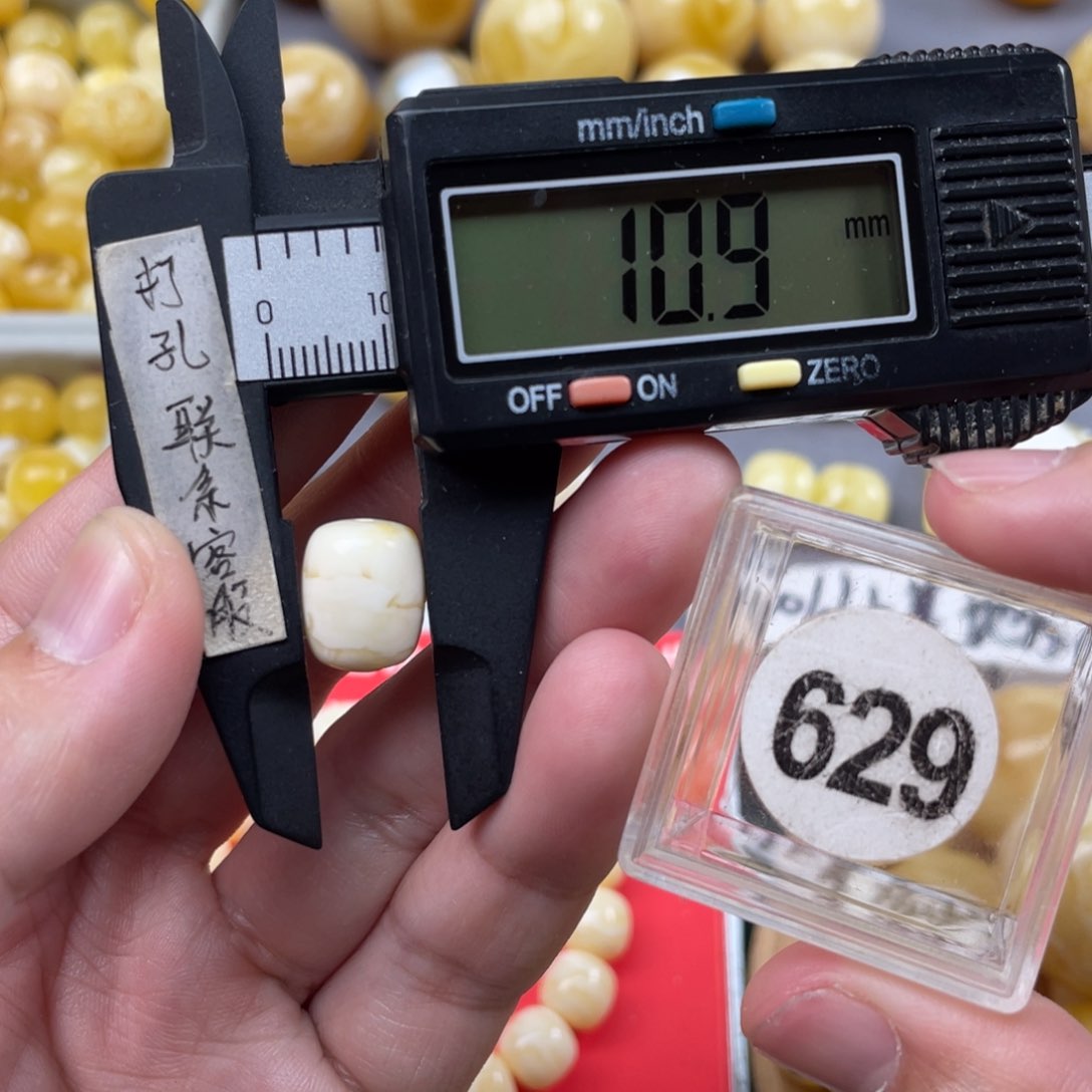 蜜蜡珠宝奇石未镶嵌