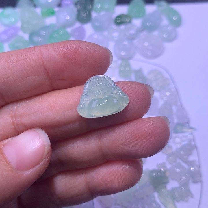 翡翠未镶嵌颈饰佛