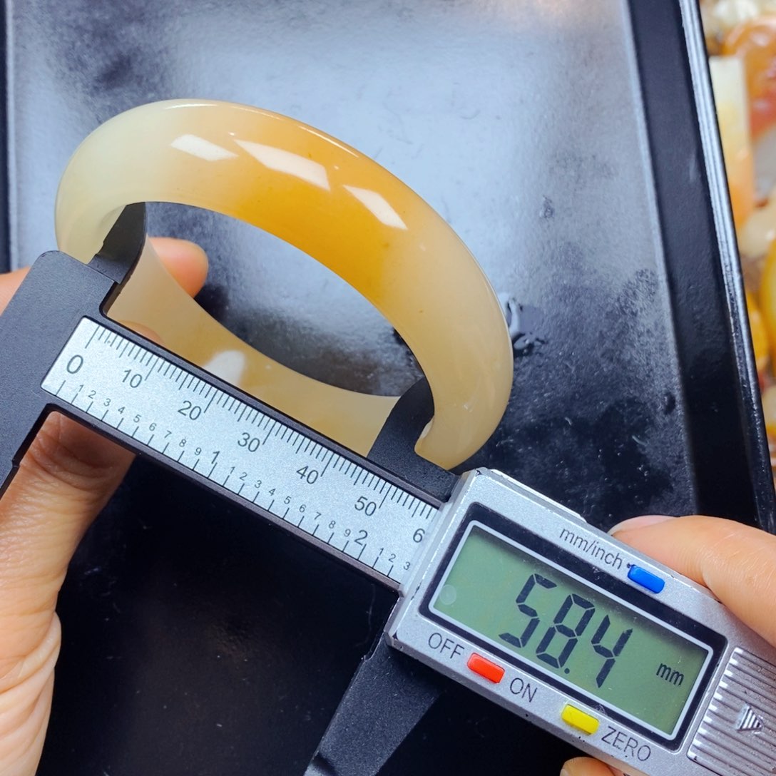 石英质玉（黄龙玉）颈饰未镶嵌