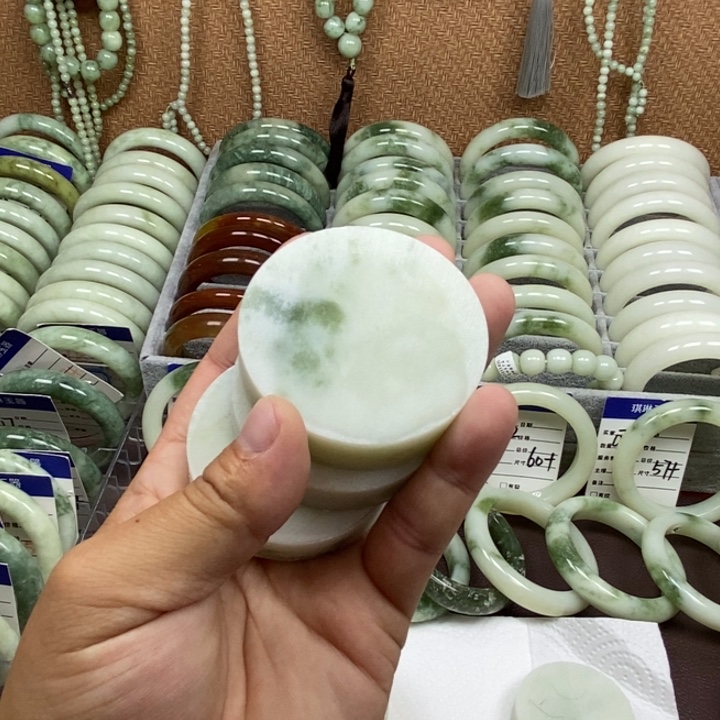 叶***。蛇纹石玉未镶嵌颈饰
