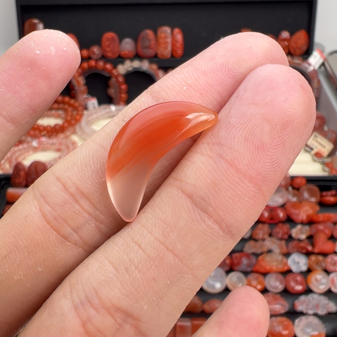 南红玛瑙未镶嵌颈饰月亮