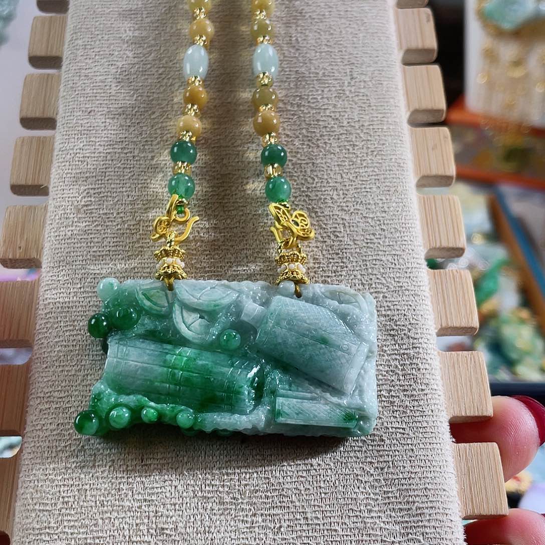 翡翠颈饰未镶嵌翡翠绿八破吊坠