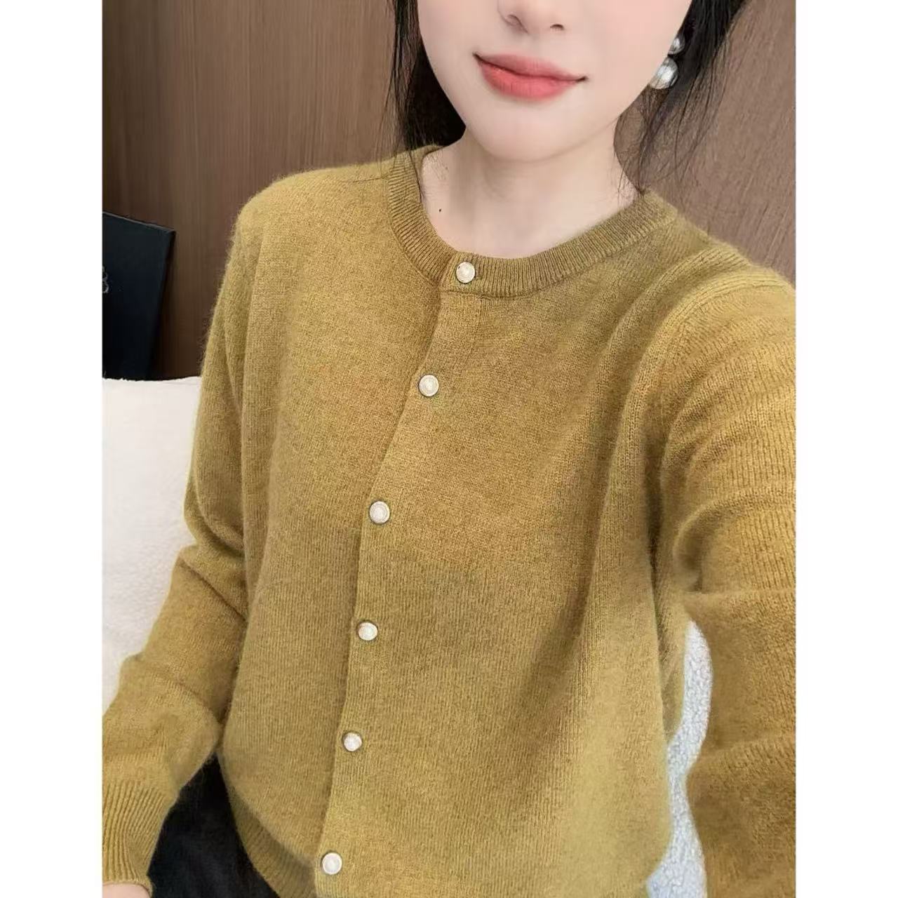 丽姐家~珍珠扣黄小香风气质网红时尚百搭圆领针织长袖上衣738