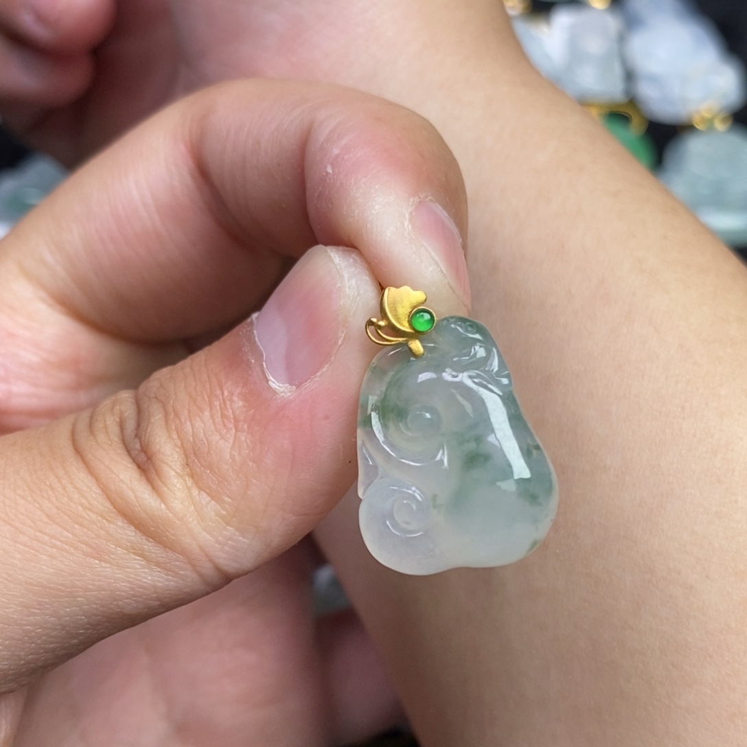 翡翠18K金镶嵌颈饰如意