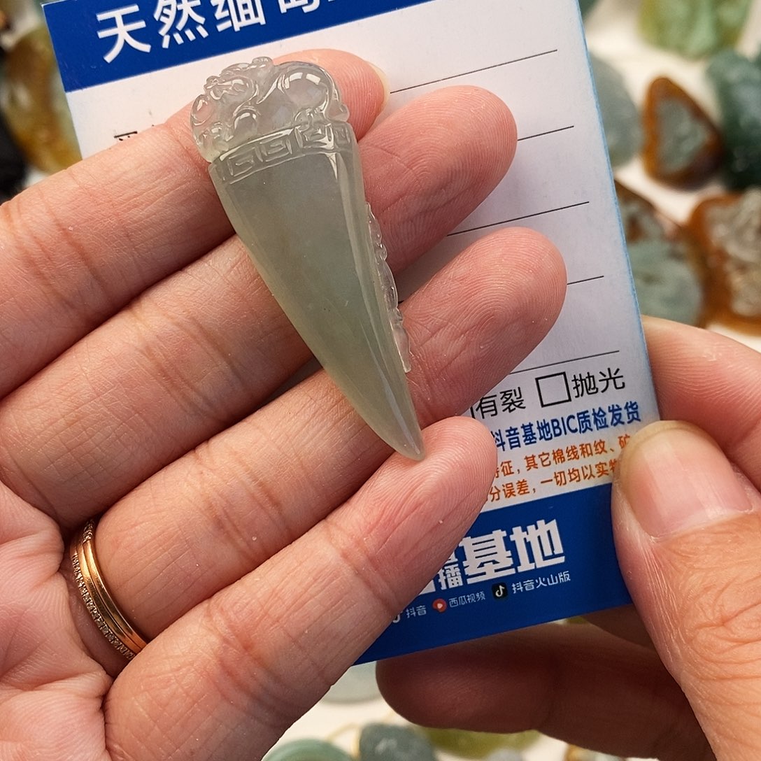 翡翠未镶嵌颈饰龙牙