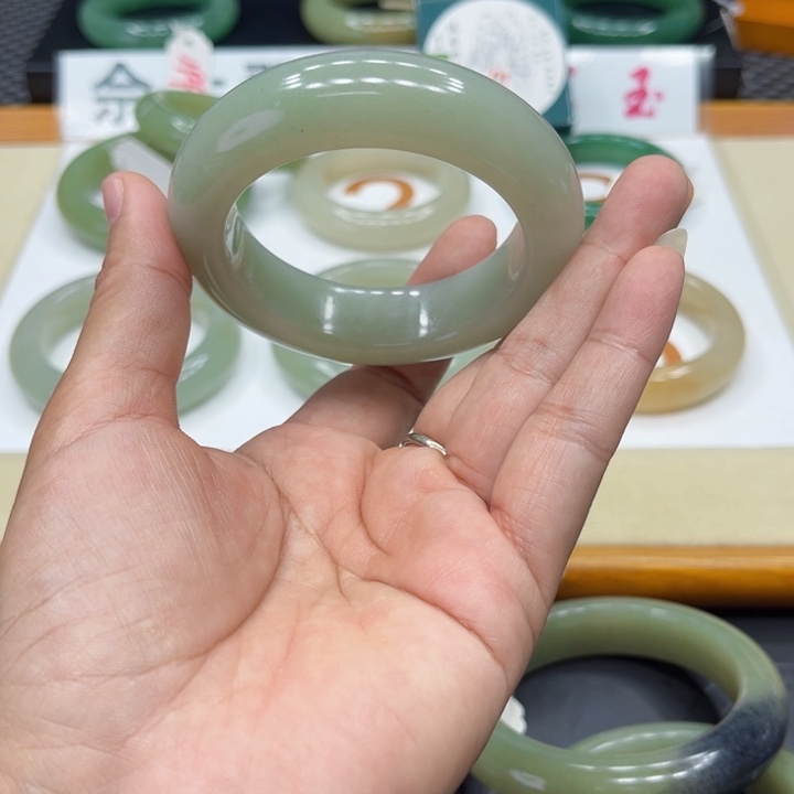 未镶嵌手镯石英质玉海**色