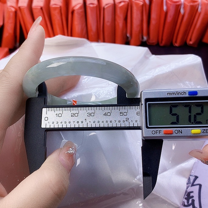 翡翠手镯未镶嵌16。   