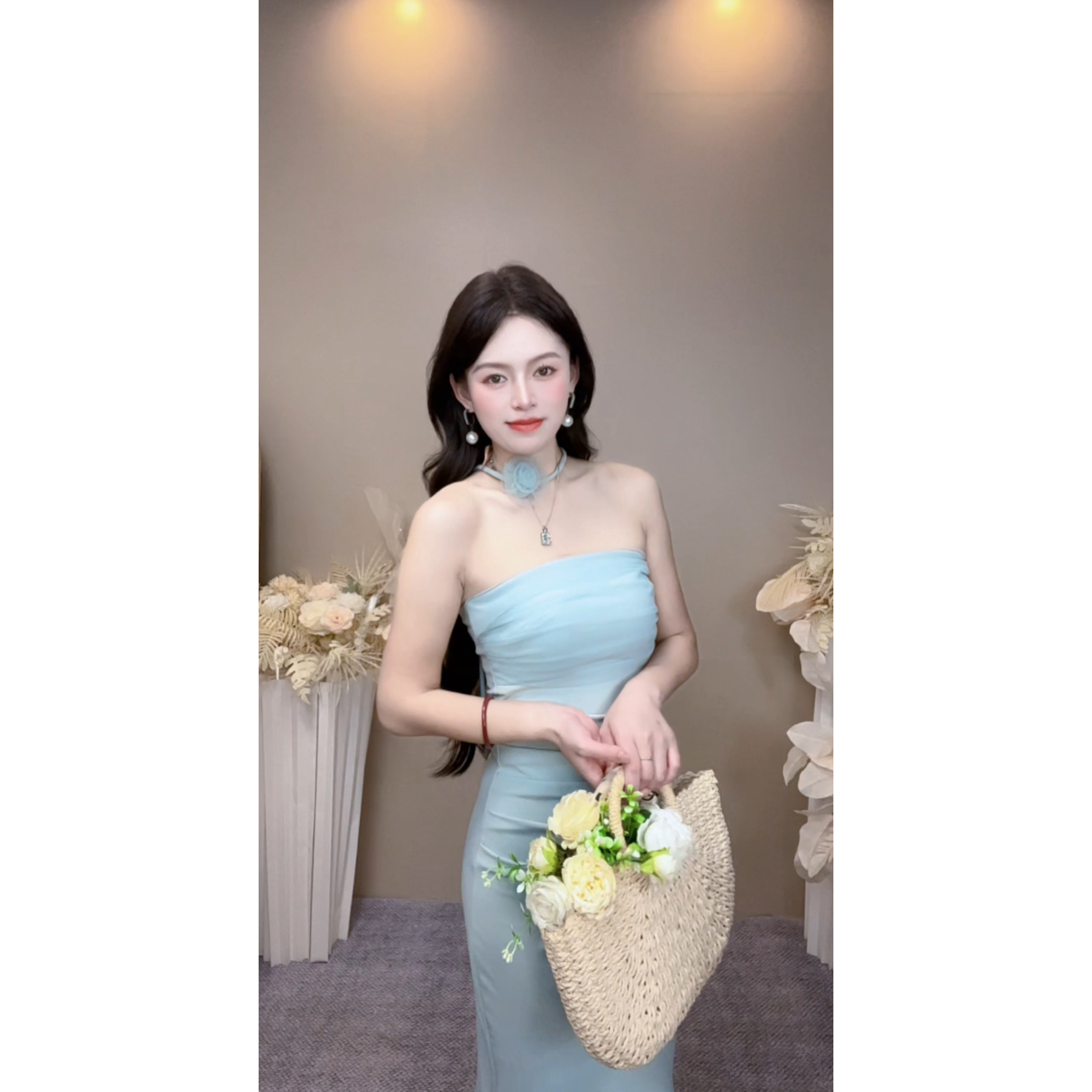 高级感网纱17拼接抹胸连衣裙女挂脖花朵显身材褶皱包臀长裙礼服