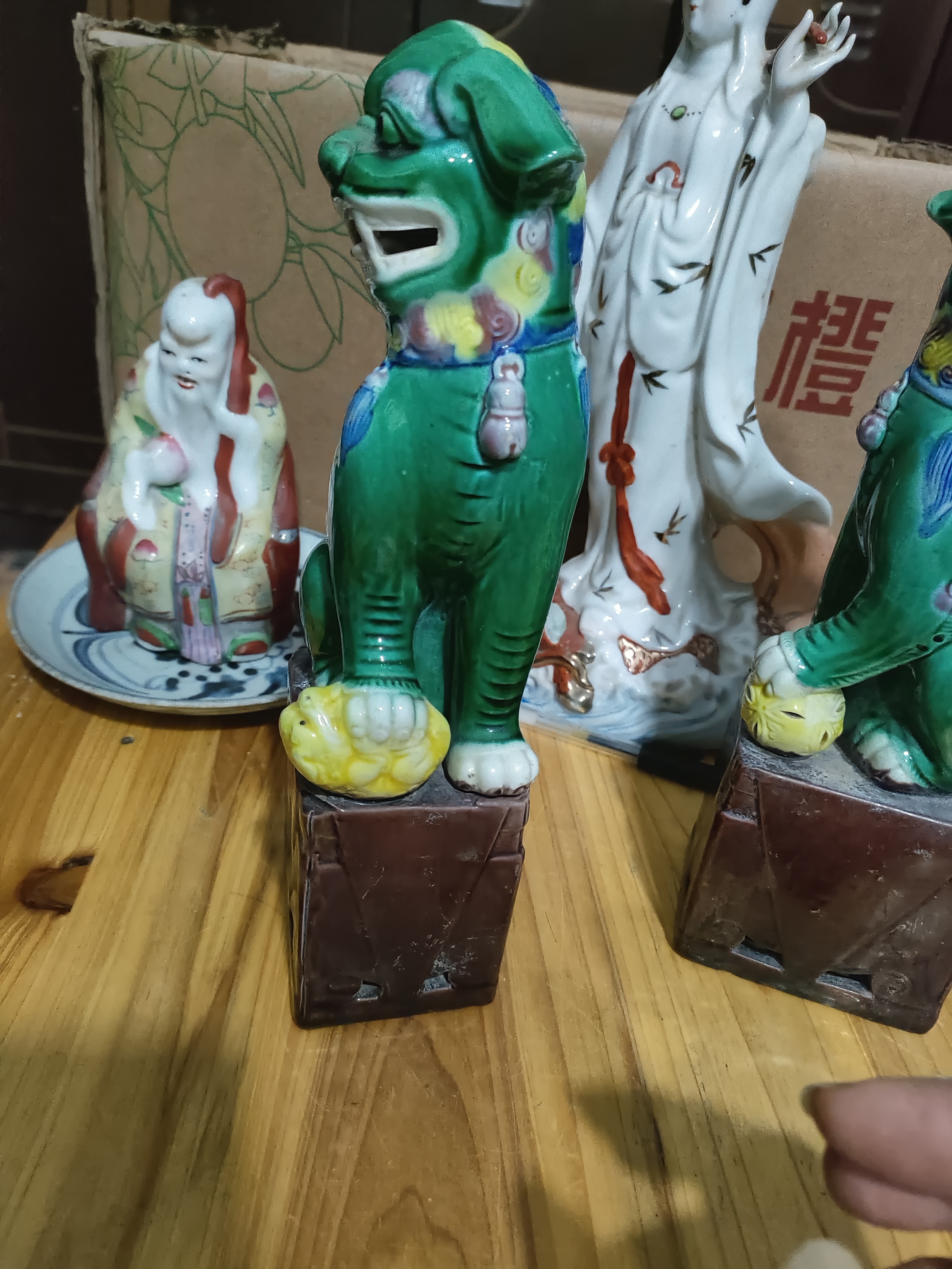 陶瓷，狮子一对，素三彩