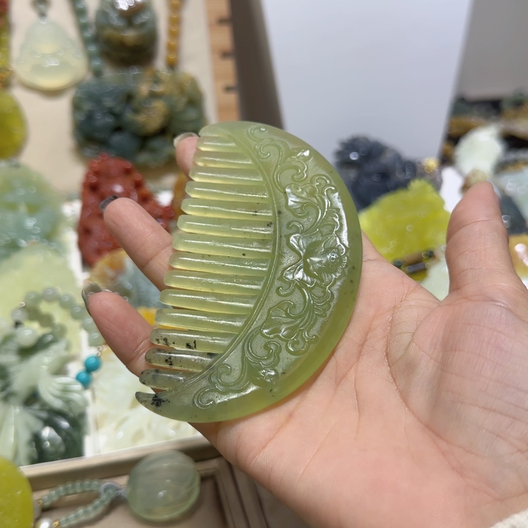 未镶嵌蛇纹石玉梳子燕*