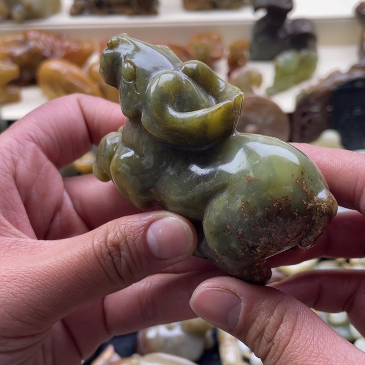 蛇纹石玉颈饰未镶嵌