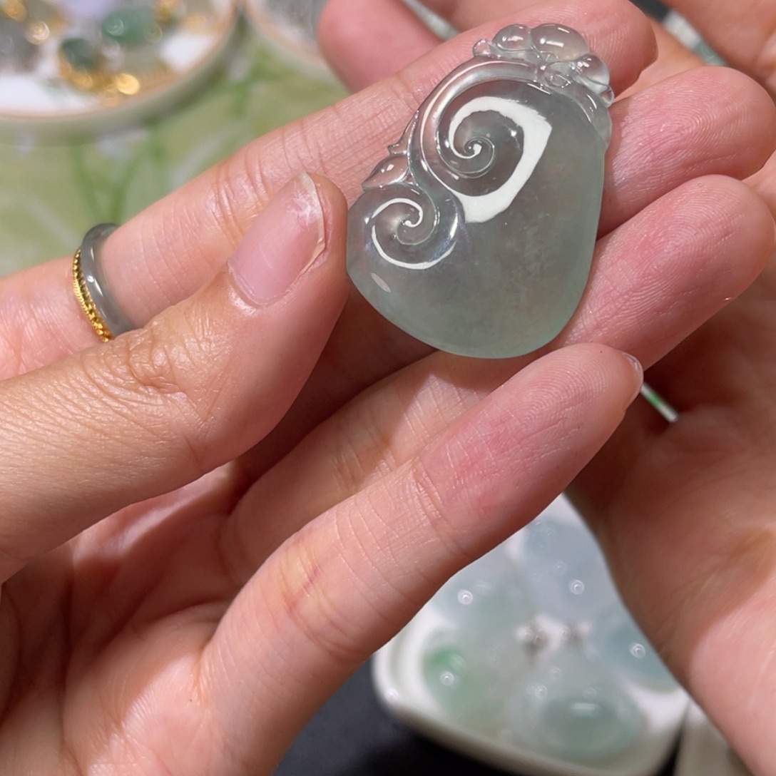 翡翠未镶嵌颈饰如意