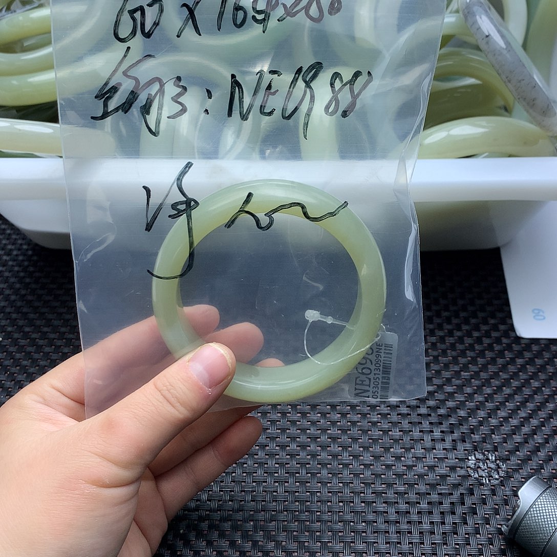 净***心和田玉未镶嵌手镯