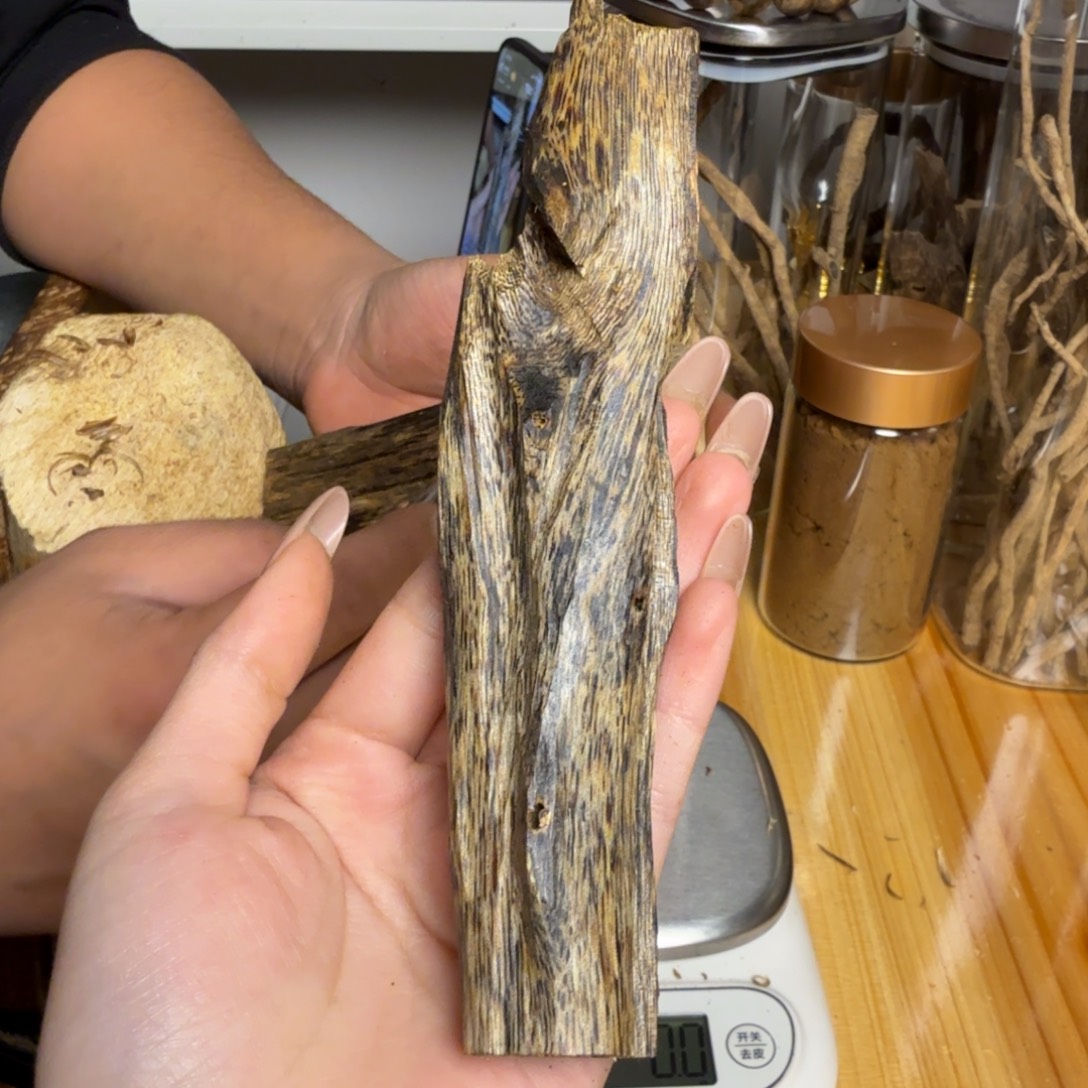 沉香绿奇虫漏29克