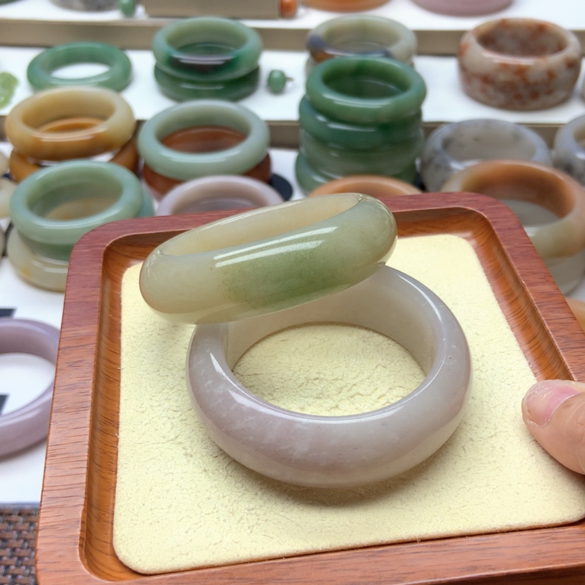 【闪购商品】石英质玉手镯未镶嵌?**狗