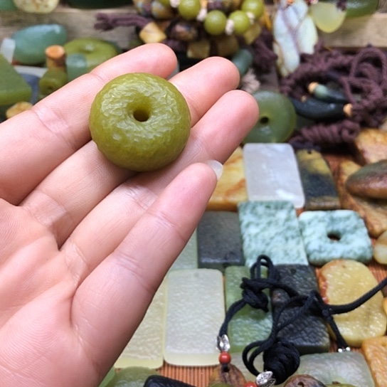 岫玉未镶嵌颈饰尐*静