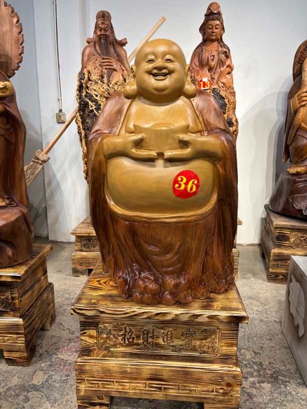 香樟木雕刻人物摆件