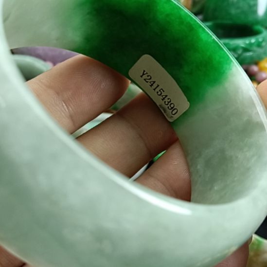 翡翠未镶嵌颈饰一**气