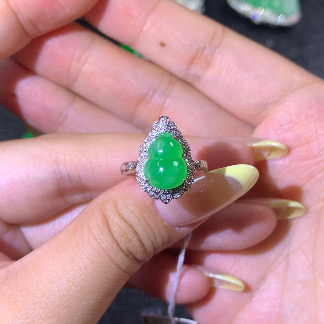 翡翠戒指18K金镶嵌翡翠