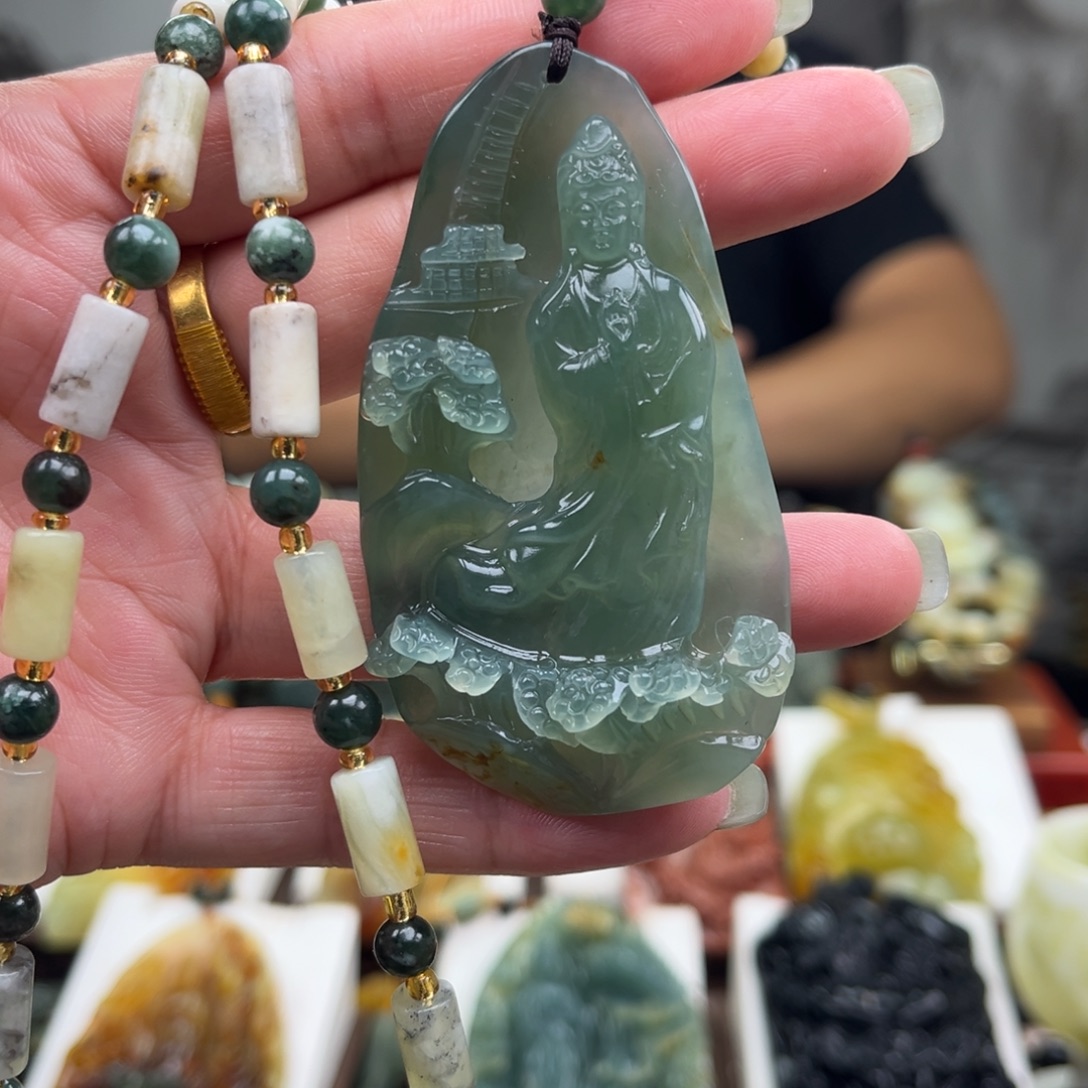 岫玉未镶嵌颈饰挂件