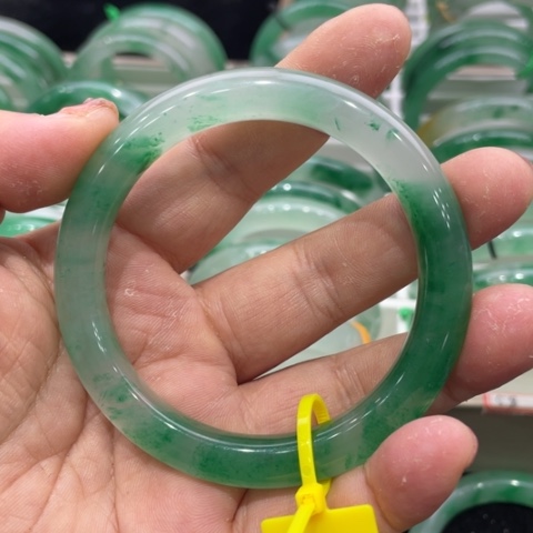 石英质玉手镯未镶嵌美**语