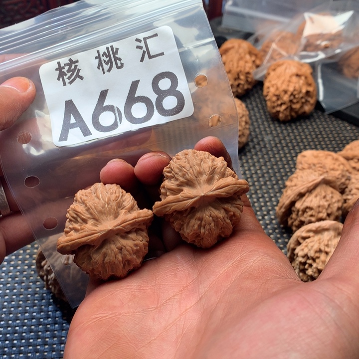 小***哥吊坠文玩核桃金麒麟