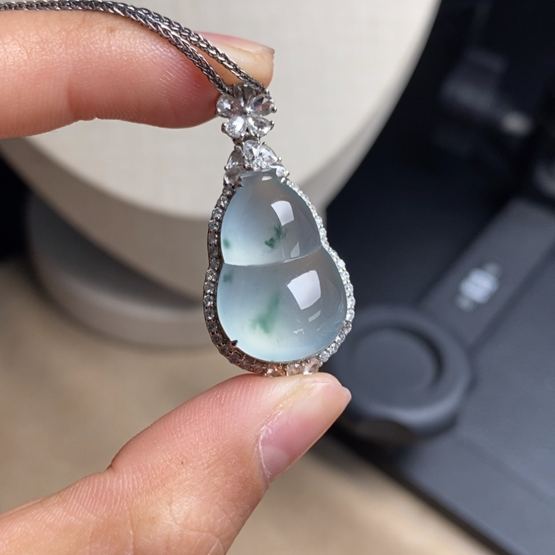 翡翠18K金镶嵌颈饰高冰晴底色飘蓝花冰透水润细腻起胶起光葫芦