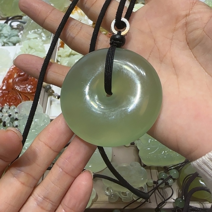 蛇纹石玉吊坠未镶嵌