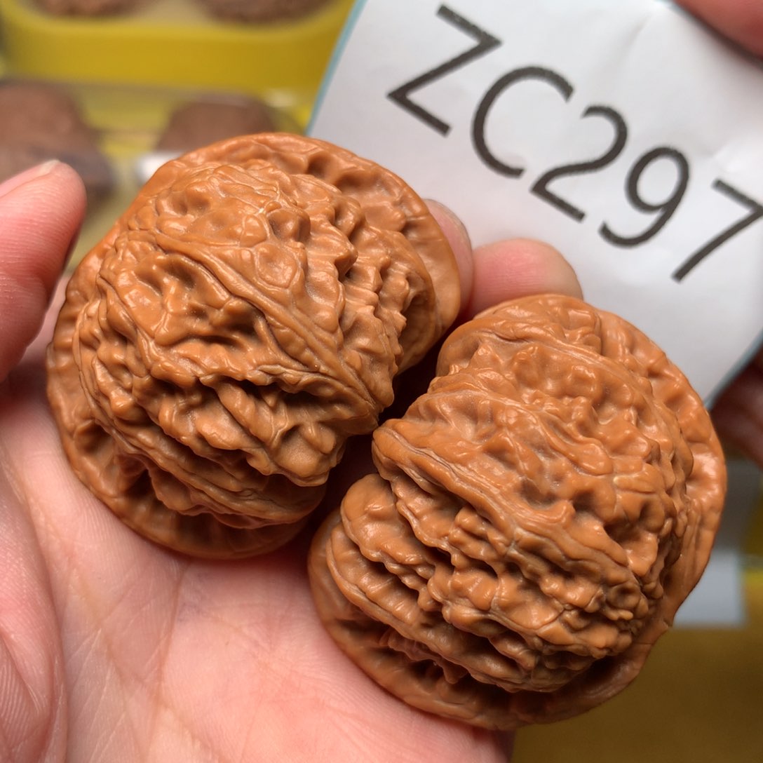 文玩核桃把件红皮闷白43