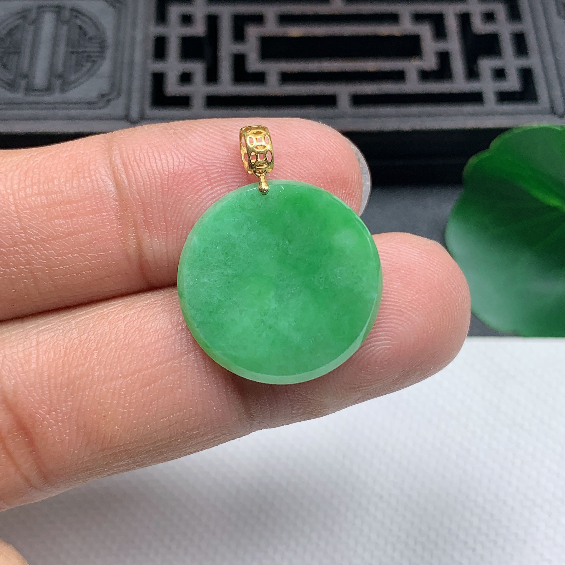缅甸天然翡翠A货18K金扣精美飘绿圆牌吊坠尺寸20.4*2.2mm